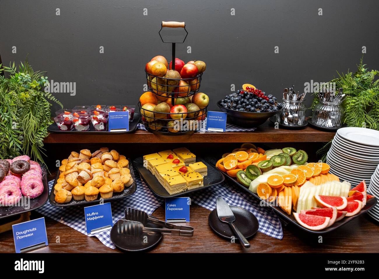 Buffettisch mit frischem Obst, Gebäck und Desserts in stilvoller Präsentation im Hotel Stockfoto