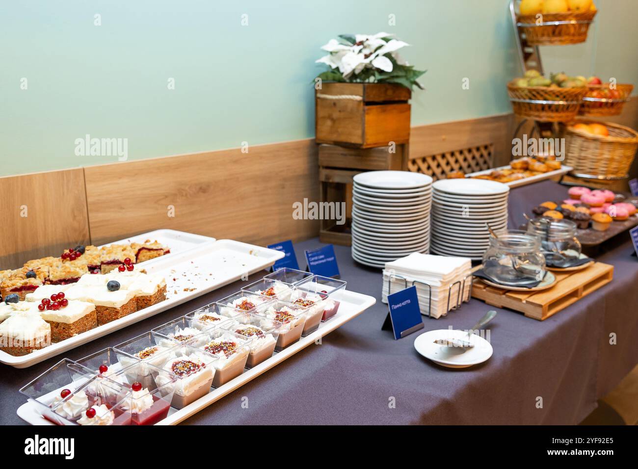 Verschiedene Frühstücksbuffets mit frischem Gebäck und Obst im Hotel Stockfoto
