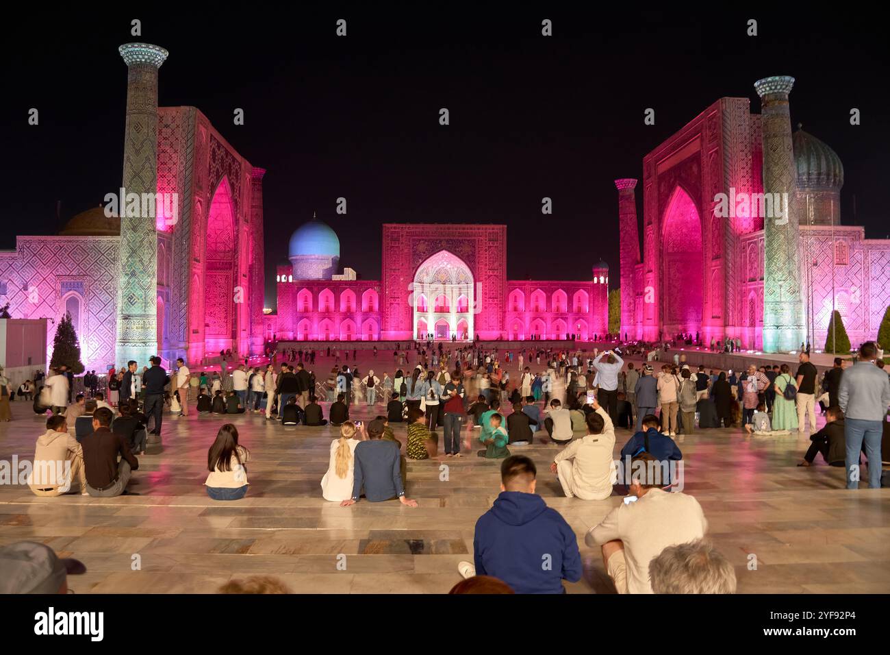 SAMARKAND, USBEKISTAN - 17. SEPTEMBER 2024: Der Registan-Platz in Samarkand, Usbekistan, beleuchtet unter dem Abendhimmel. Stockfoto