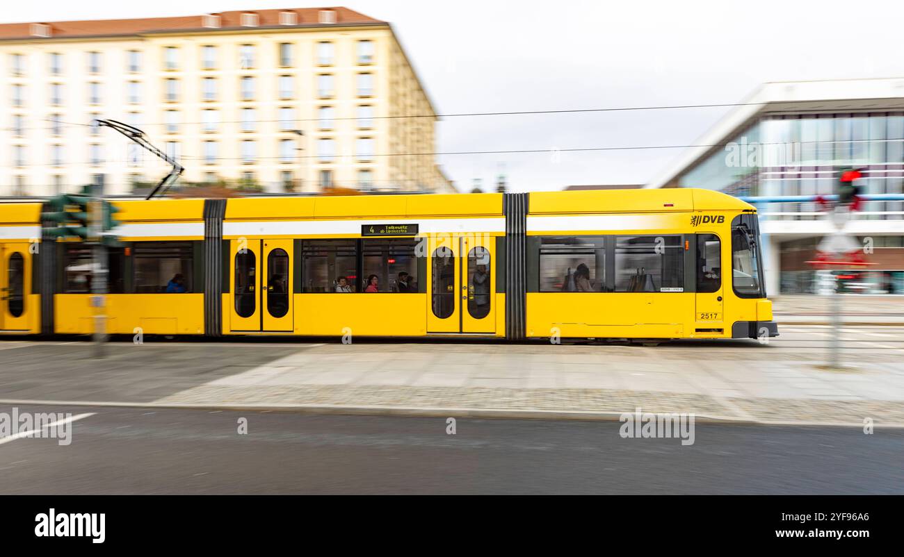 02.11.2024, Deutschland, Sachsen, Dresden, auf dem Foto eine Straßenbahn der Linie 4 der Dresdner Verkehrsbetriebe auf der Wilsdruffer Straße am Fußgängerüberweg zwischen Altmarkt und Schlossstraße fotografiert *** 02 11 2024, Germany, Sachsen, Dresden, auf dem Foto eine Straßenbahn der Linie 4 der Dresdner Verkehrsbetriebe auf der Wilsdruffer Straße an der Kreuzung zwischen Altmarkt und Schlossstraße fotografiert Stockfoto