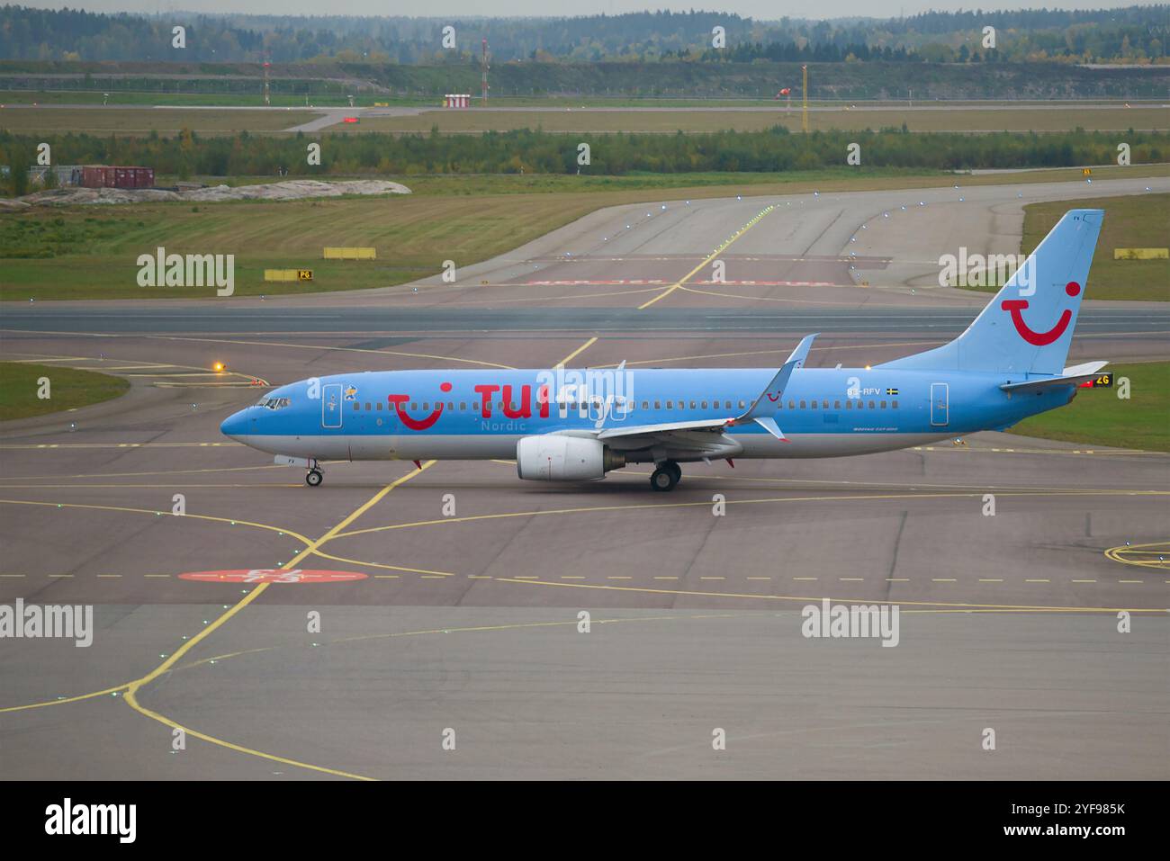 HELSINKI, FINNLAND - 30. SEPTEMBER 2017: Boeing 737 Next Gen (SE-RFV) TUIfly Nordic Airline auf dem Flugplatz Vantaa Airport Stockfoto