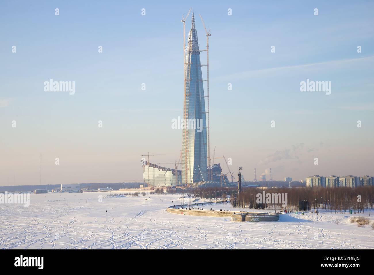 SANKT PETERSBURG, RUSSLAND - 08. FEBRUAR 2018: Blick auf den Bau des Hochhauses 'Lakhta Center' an einem Wintertag Stockfoto