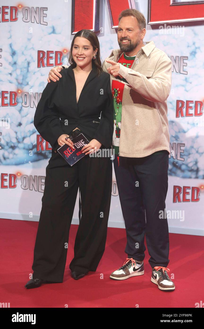 Emily Gretel und Steven Gätjen bei der Premiere des Kinofilms Red One im UCI Luxe. Berlin, 03.11.2024 *** Emily Gretel und Steven Gätjen bei der Premiere des Films Red One im UCI Luxe Berlin, 03 11 2024 Foto:xD.xHerrickx/xFuturexImagex red 4107 Stockfoto