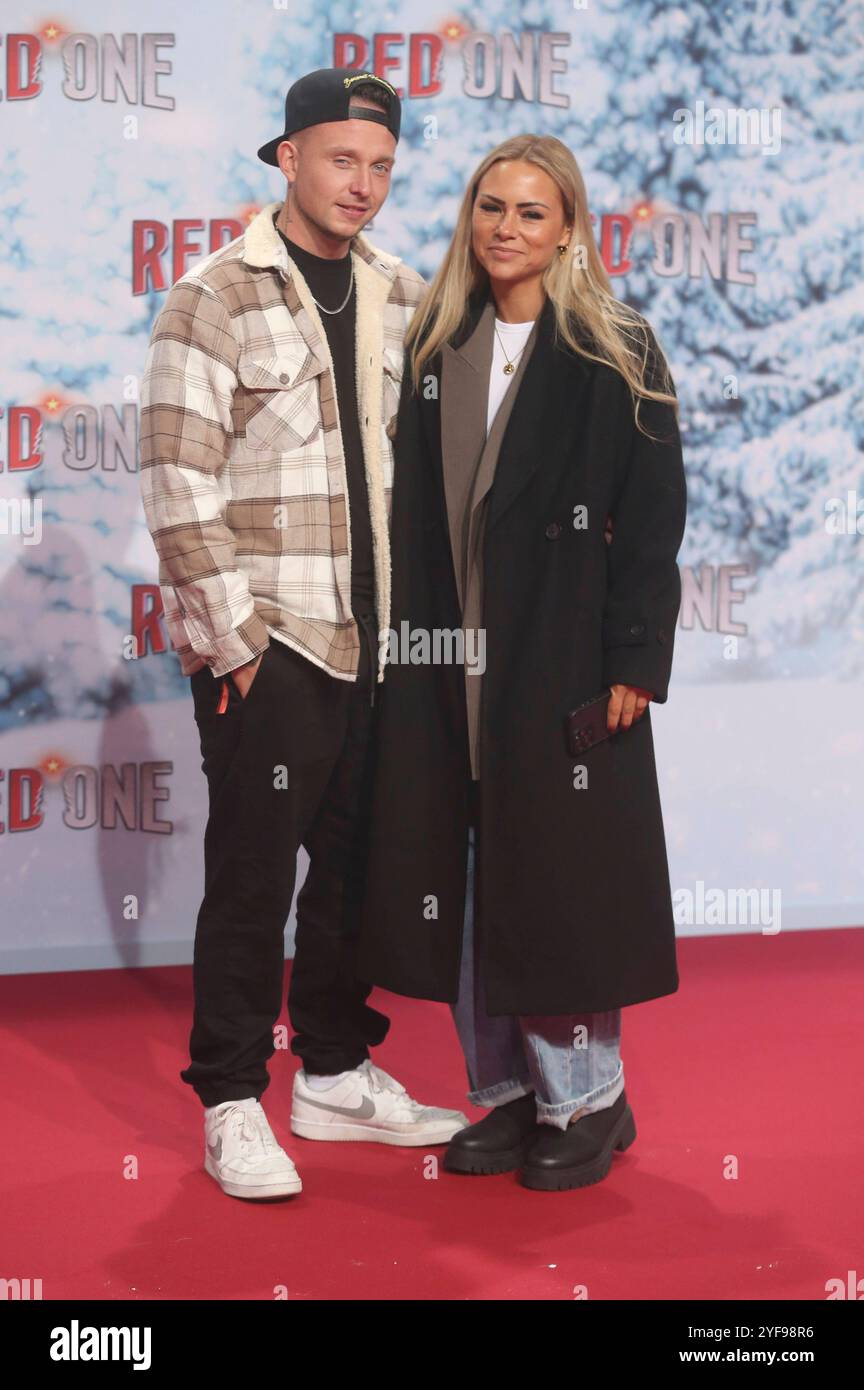 Eugen Kazakov mit Ehefrau Dagi Bee bei der Premiere des Kinofilms Red One im UCI Luxe. Berlin, 03.11.2024 *** Eugen Kazakov mit Frau Dagi Bee bei der Premiere des Films Red One bei UCI Luxe Berlin, 03 11 2024 Foto:xD.xHerrickx/xFuturexImagex red 4105 Stockfoto