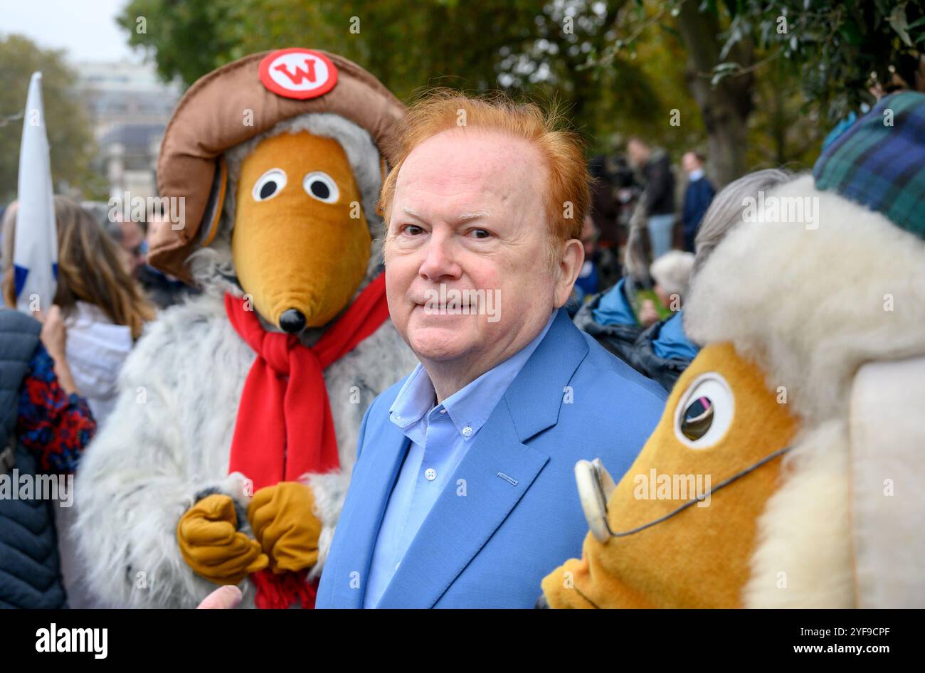 Mike Batt – Musiker, Songwriter und Musikproduzent – mit Wombles Orinoco und Great Uncle Bulgaria beim Marsch für sauberes Wasser in London am 3. November Stockfoto