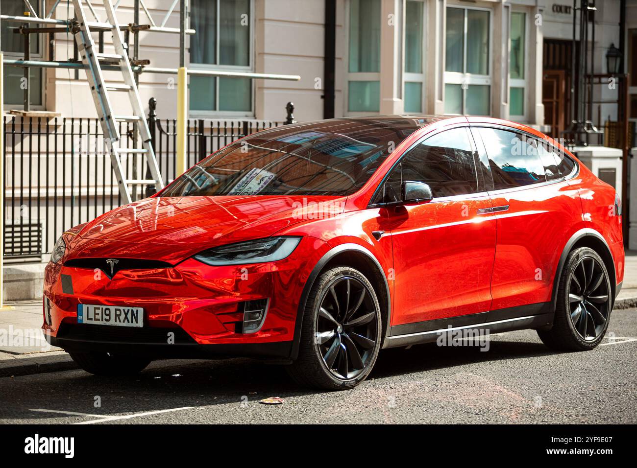 London, Großbritannien. 20. september 2022: Das rote Tesla-Auto fährt auf den Straßen Londons, das Elektrofahrzeug, das seinen Weg in die Stadt macht Stockfoto