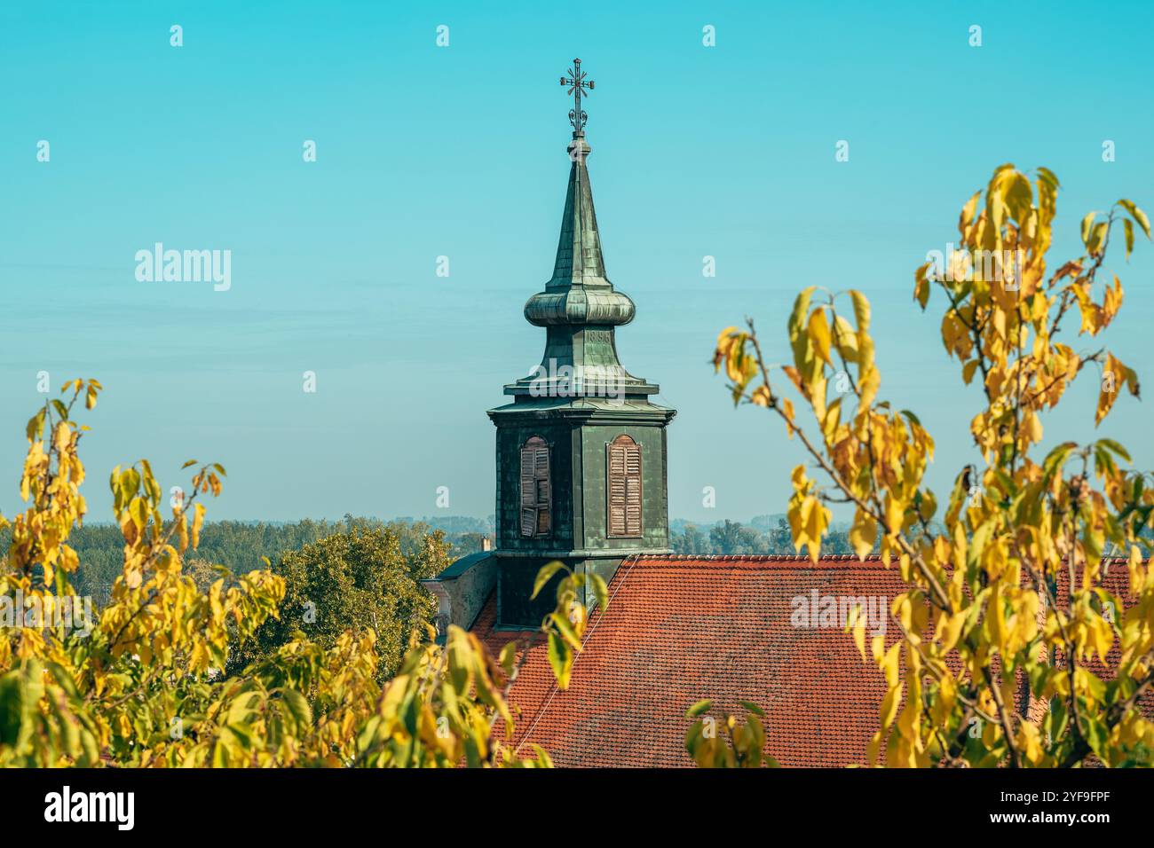 Katholischer Kirchturm in Petrovaradin, Novi Sad. Selektiver Fokus. Stockfoto