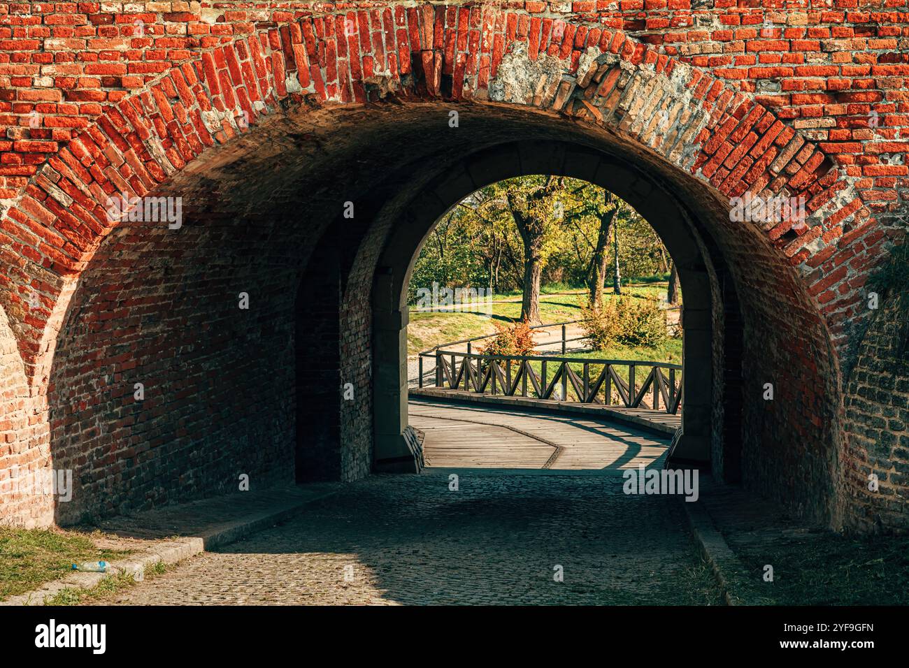Tunneldurchgang mit Brücke auf der Festung Petrovaradin in Novi Sad, Serbien. Selektiver Fokus. Stockfoto
