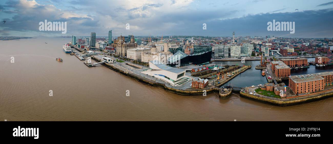 Liverpool, Merseyside, England - 20. September 2021: Luftansicht auf die Skyline von Liverpool und den Mersey River. Am Abend direkt am Wasser. Stockfoto