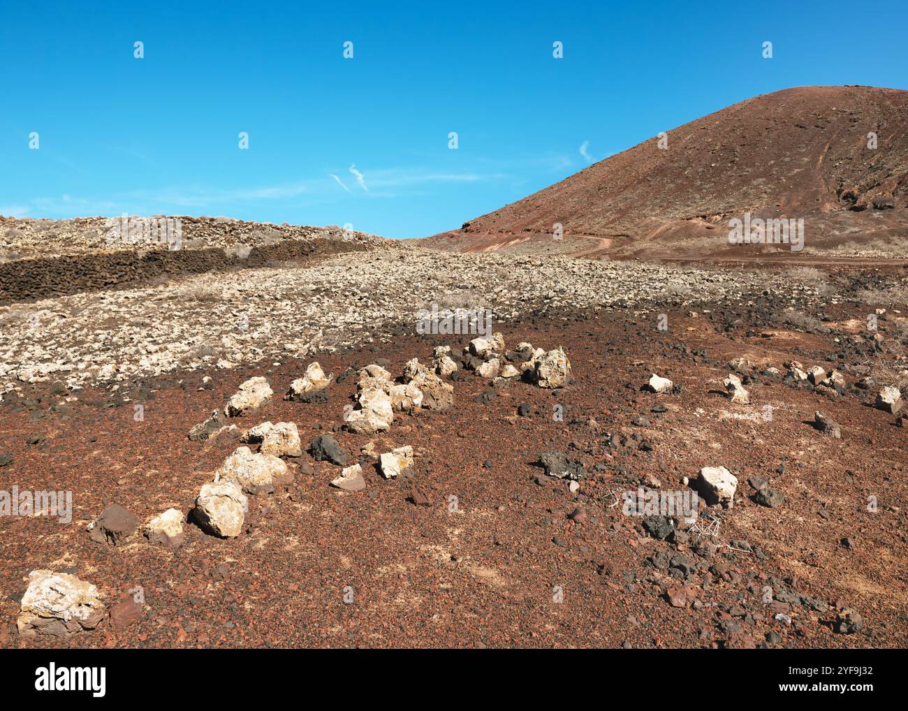 Wanderweg über vulkanisches Wüstengelände, der zum Gipfel des Vulkans Calderón Hondo führt. La Olivia, Fuerteventura. Spanien Stockfoto
