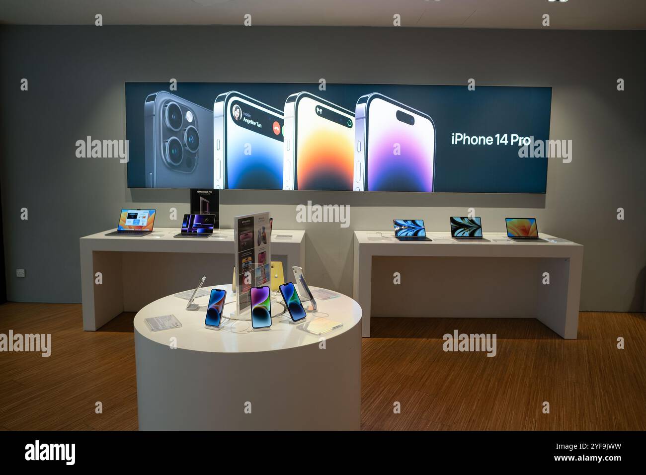 KUALA LUMPUR, MALAYSIA - 15. MÄRZ 2023: Inside Machines Suria KLCC Apple Premium Partner Store in Kuala Lumpur. Stockfoto