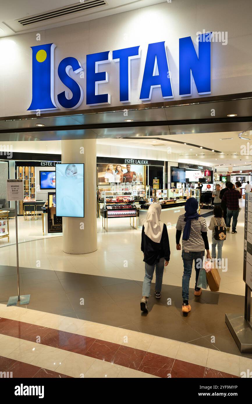KUALA LUMPUR, MALAYSIA - 15. MÄRZ 2023: Eintritt zum Isetan-Kaufhaus im Einkaufszentrum Suria KLCC in Kuala Lumpur. Stockfoto