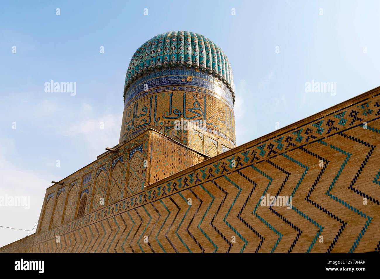 Die Bibi-Chanym-Moschee ist eines der wichtigsten Denkmäler in Samarkand, Usbekistan. Erbaut während der Timuriden Renaissance von 1399 bis 1405. Stockfoto