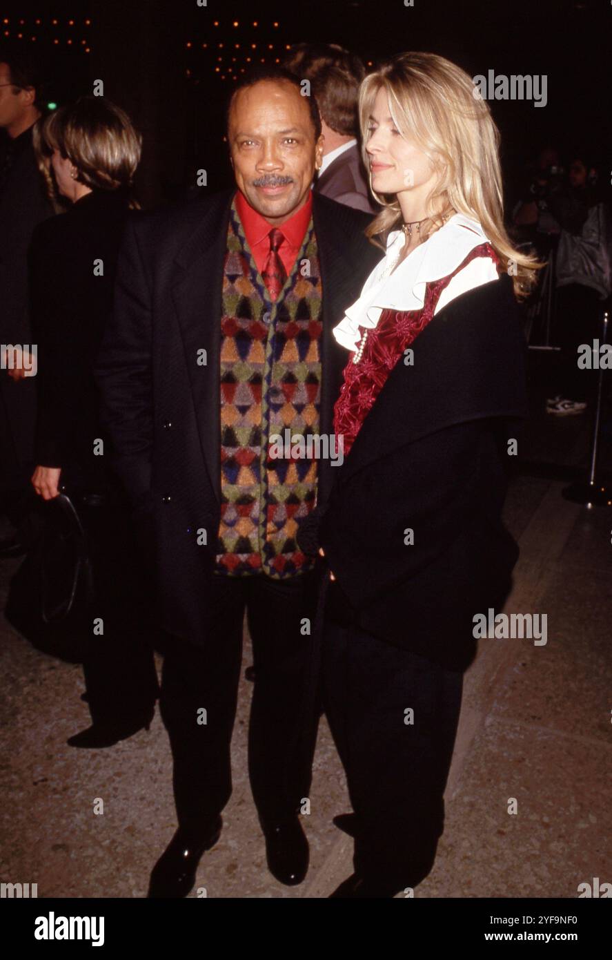 **DATEIFOTO** Quincy Jones ist gestorben. Quincy Jones und Nastassja Kinski bei der Premiere von „Schindlers Liste“ am 9. Dezember 1993 im Cineplex Odeon Cinema in Century City, Kalifornien. Kredit: Ralph Dominguez/MediaPunch Kredit: MediaPunch Inc/Alamy Live News Stockfoto