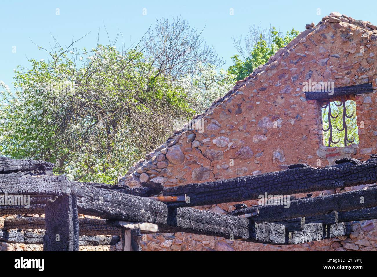 Ein verbranntes Gebäude mit verbleibenden Steinmauern Stockfoto