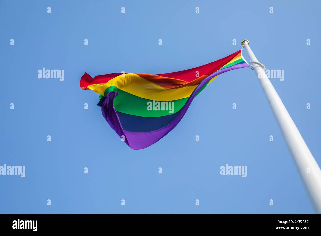 Tiefwinkelansicht der Regenbogenfahne vor klarem Himmel Stockfoto