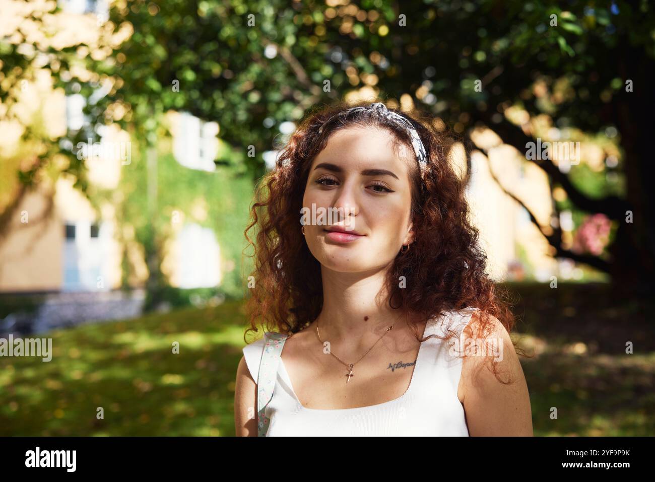 Porträt einer schönen Frau mit braunem Haar im Park Stockfoto