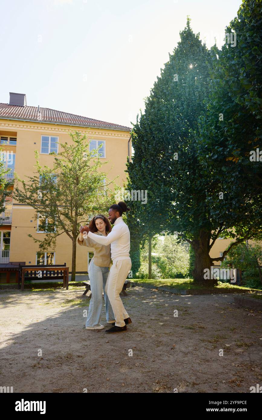 Mann und Frau üben Salsa-Tanz im Garten Stockfoto