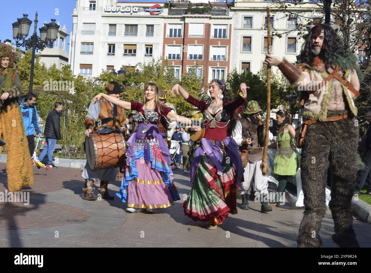 Logroño, La Rioja, Spanien. 3. November 2024. Mittelalterliche Straßenkünstler und Tänzer unterhalten sich während des historischen Festivals mit Live-Musik. Stockfoto