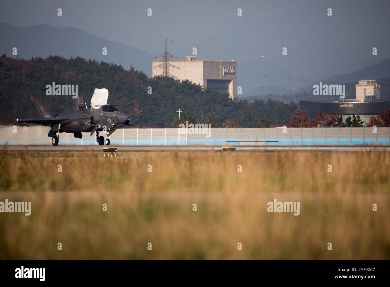 Ein Flugzeug des U.S. Marine Corps F-35B Lightning II mit Marine Fighter Attack Squadron (VMFA) 242, Marine Aircraft Group 12, 1st Marine Aircraft Wing, Taxis die Fluglinie vor dem Start während der Übung Freedom Flag 24-1 in Pohang, Südkorea, 30. Oktober 2024. Freedom Flag 24-1 ist eine groß angelegte militärische Übung zwischen der Republik Korea und US-Truppen auf der koreanischen Halbinsel mit dem Schwerpunkt auf realistischem Training und High-End-Taktiken, Techniken und Verfahren mit kombinierten Kräften gegen einen fortgeschrittenen Gegner. (Foto des U.S. Marine Corps von PFC. Erick Reyes) Stockfoto