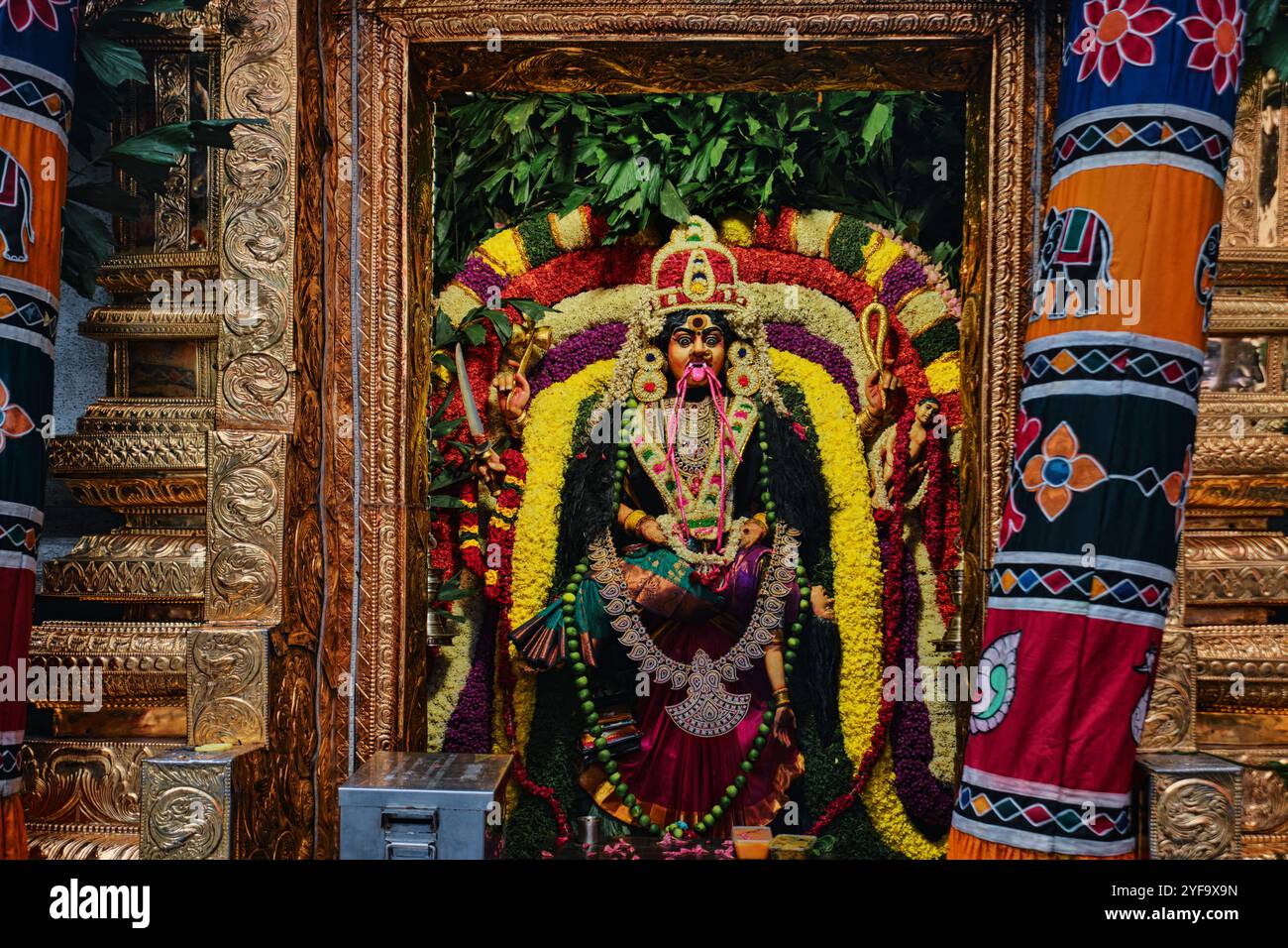 Singapur - 16. August 2024: Menschen beten im Sri Veeramakaliamman Tempel in Little India, einem der ältesten Tempel Singapurs Stockfoto