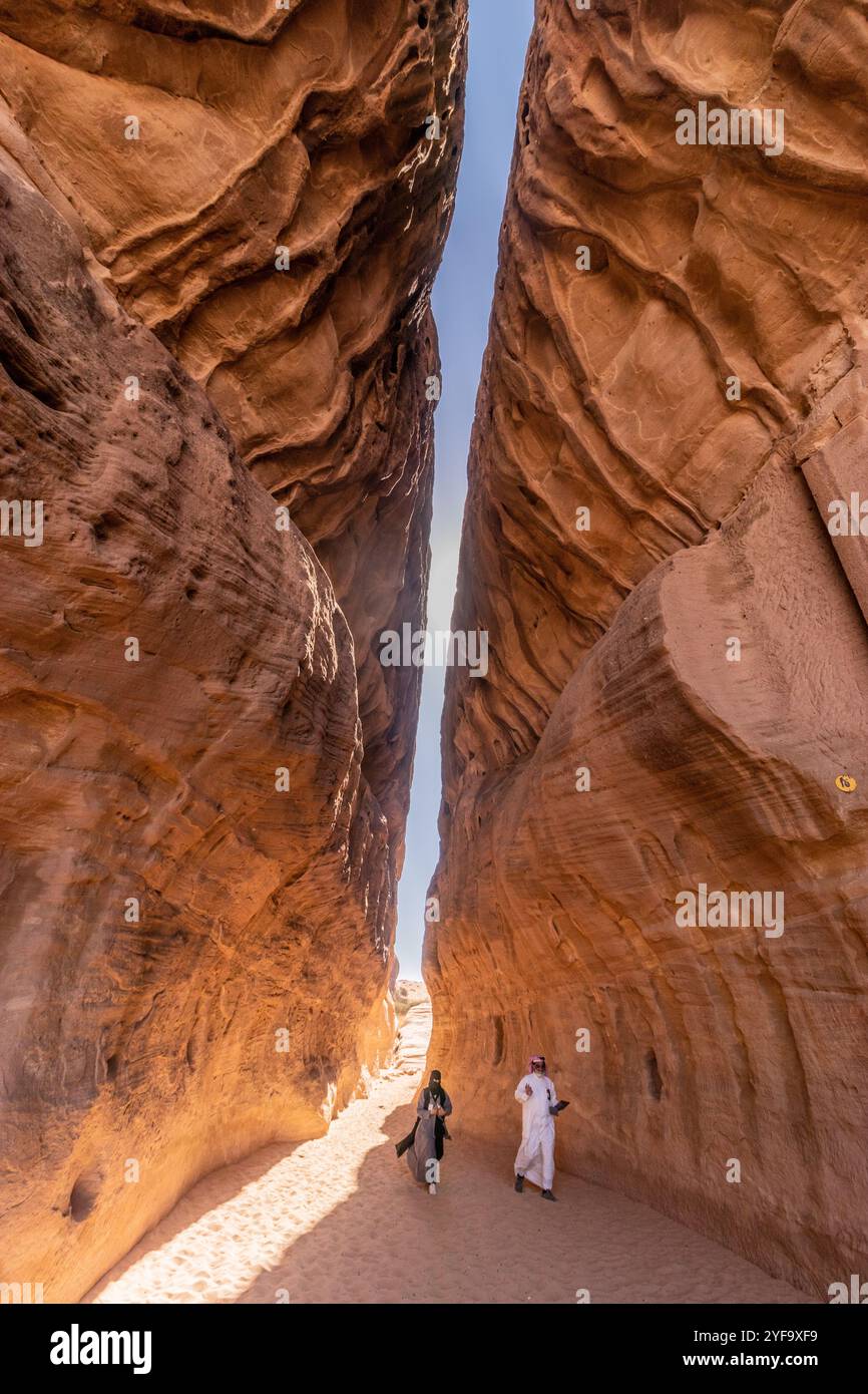 AL ULA, SAUDI-ARABIEN - 9. NOVEMBER 2021: Schmale Passage durch den Berg Jabal Ithlib, den Siq, bei Hegra (Mada'in Salih) in der Nähe von Al Ula, Saudi-Arabien Stockfoto