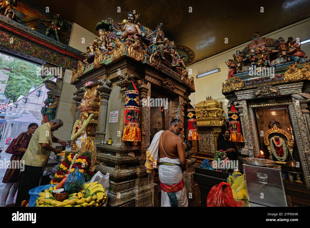 Singapur - 16. August 2024: Menschen beten im Sri Veeramakaliamman Tempel in Little India, einem der ältesten Tempel Singapurs Stockfoto