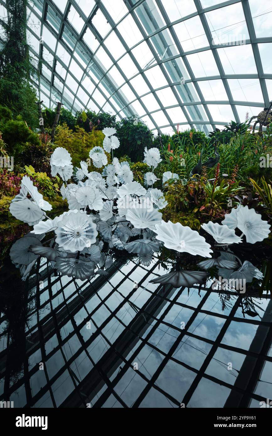 Singapur - 18. August 2024: Cloud Forest and Flower Dome Gewächshäuser in Gardens by the Bay Stockfoto
