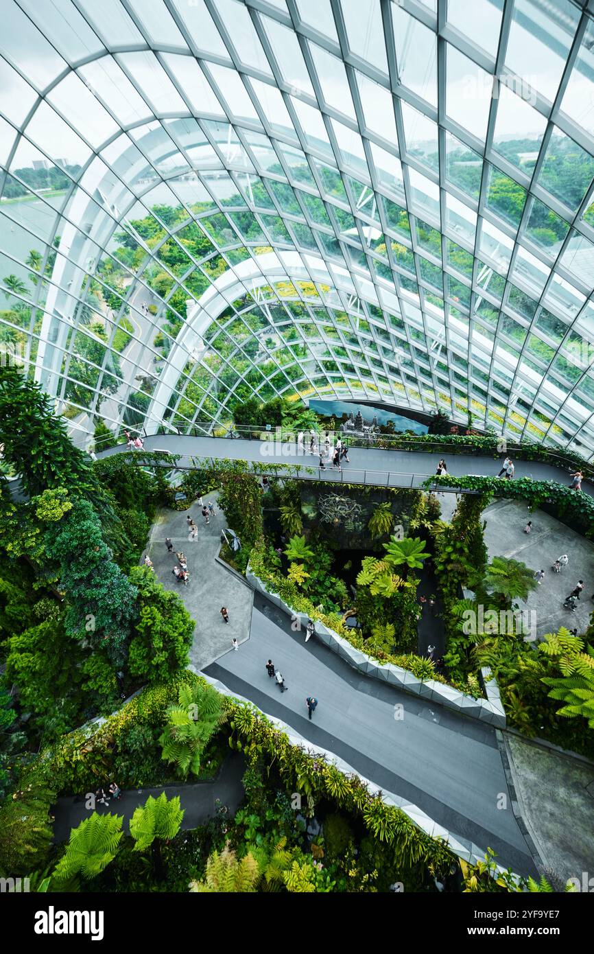 Singapur - 18. August 2024: Cloud Forest and Flower Dome Gewächshäuser in Gardens by the Bay Stockfoto