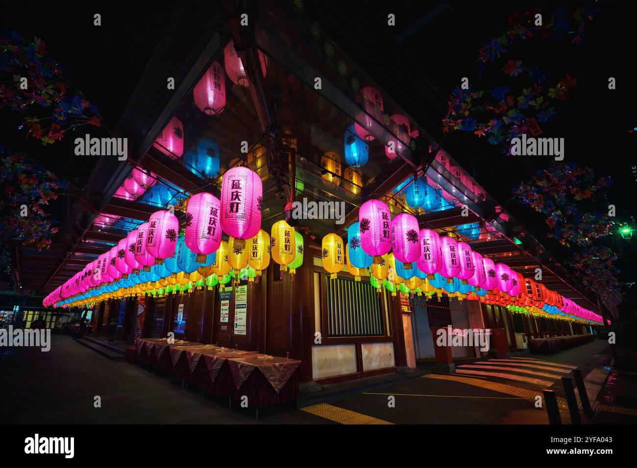 Singapur - 18. Januar 2025: Chinesische Papierlaternen hängen nachts am Buddha-Zahn-Relikttempel Stockfoto