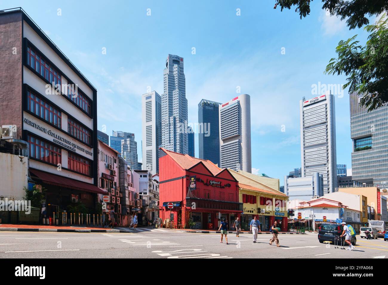 Singapur - 16. August 2024: Blick auf die Skyline von Singapur vom Clarke Quay. Moderne Hochhäuser und Shophouses in der Nähe von Chinatown Stockfoto