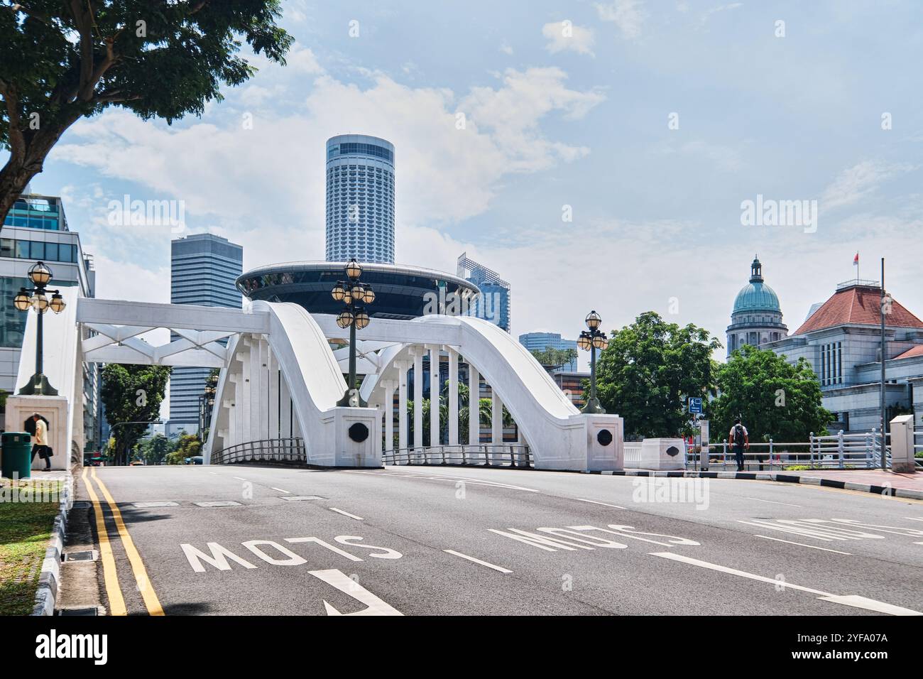 Singapur - 18. Januar 2025: Skyline des Finanzviertels von Singapur, die die weiße Elgin-Brücke und den Singapore River umrahmt Stockfoto