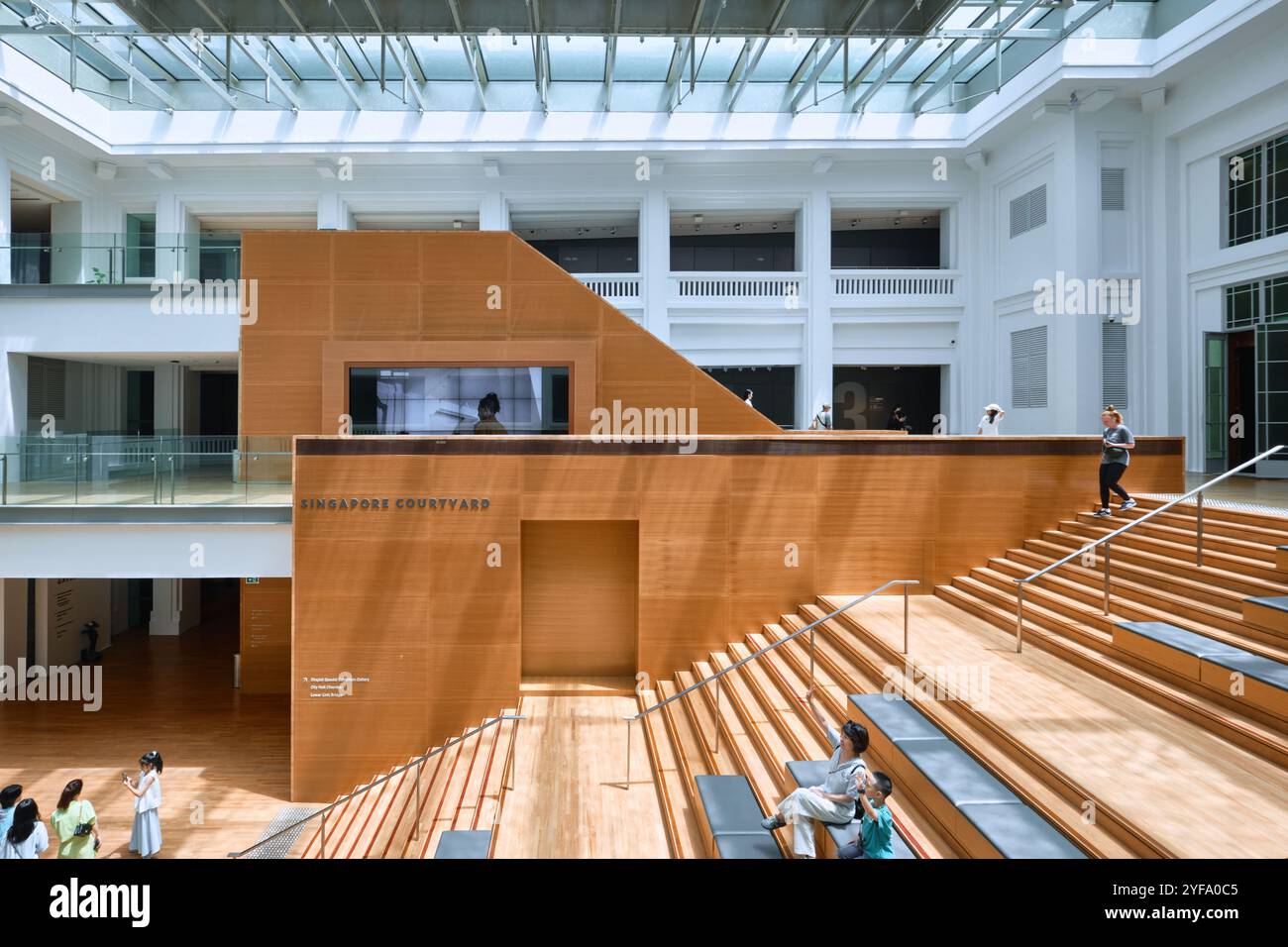 Singapur - 16. August 2024: Innenansicht der National Gallery. Weltweit größte öffentliche Sammlung von Kunst in Singapur und Südostasien Stockfoto