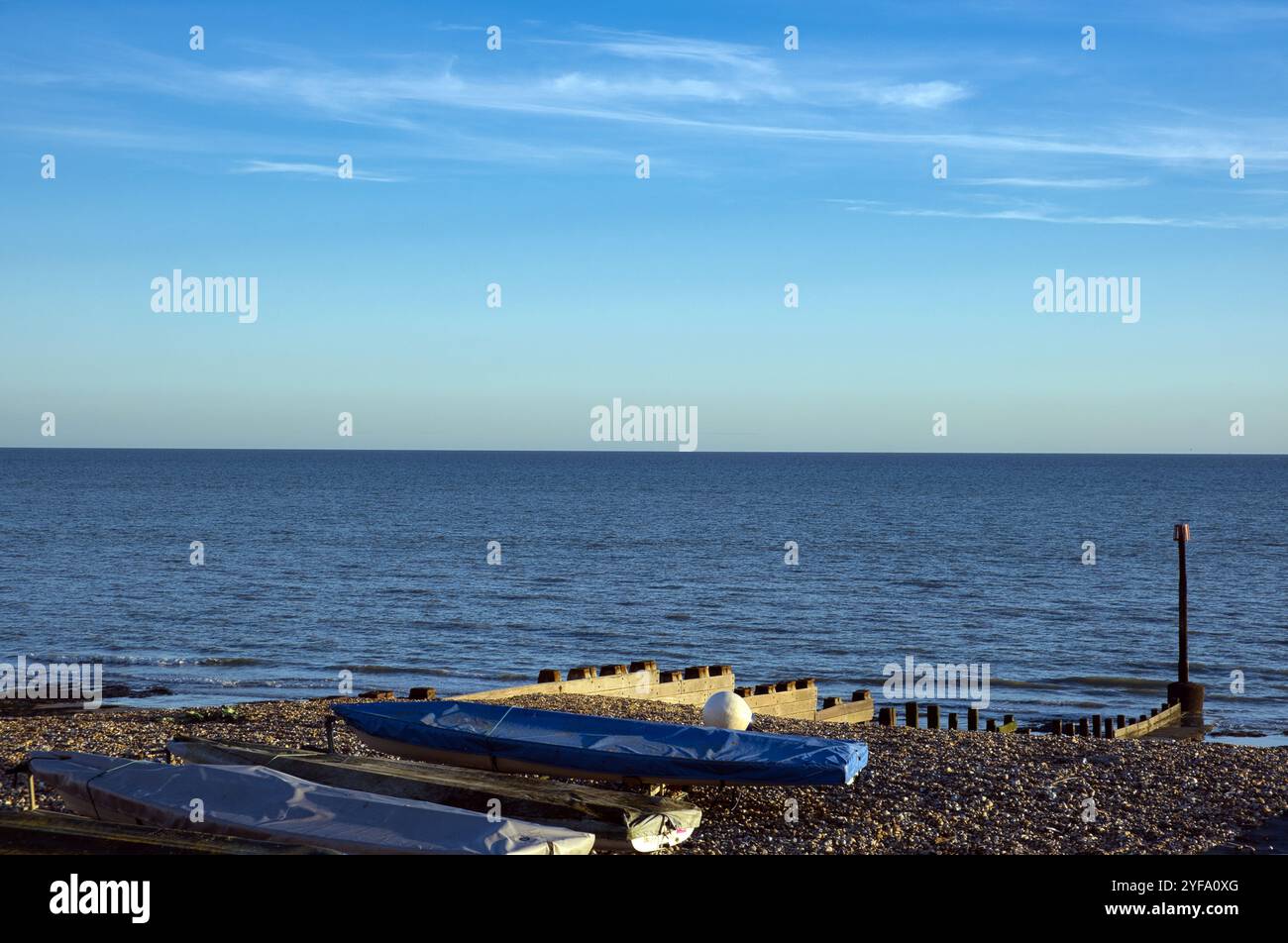 Boote am Strand in Bexhill on Sea, East Sussex im Spätherbst Stockfoto