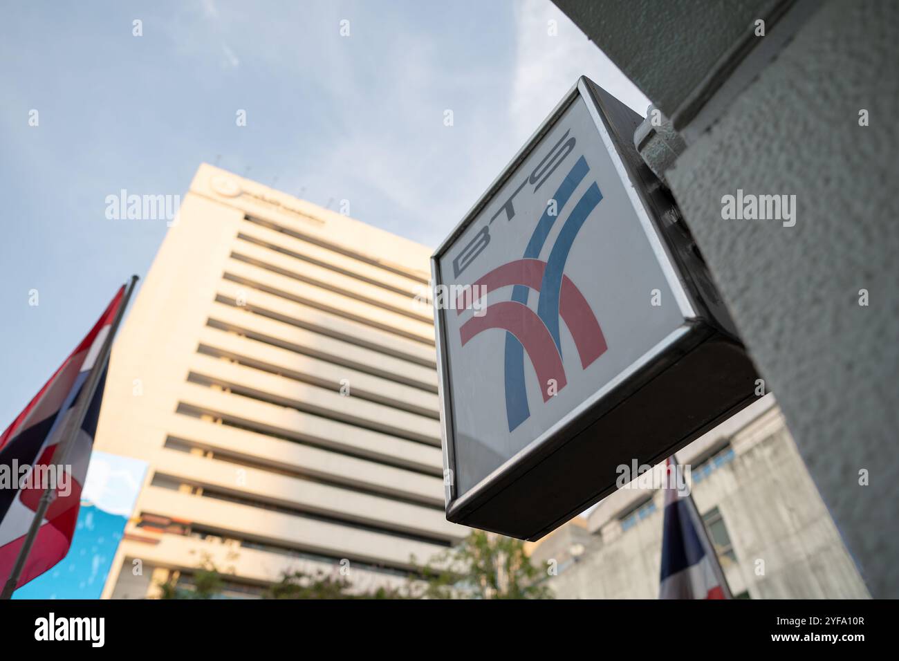 BANGKOK, THAILAND - 27. OKTOBER 2023: Nahaufnahme des BTS-Schilds, wie es am Bahnhof Chit Lom in Bangkok zu sehen ist. Stockfoto