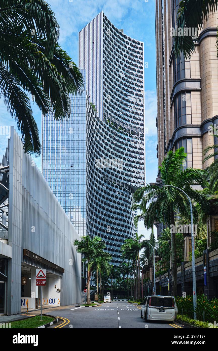 Singapur - 18. Januar 2025: Das Duo-Gebäude befindet sich in der Nähe des Bugis-Bahnhofs. Es ist bekannt für seine Fassade mit Wabenmuster Stockfoto