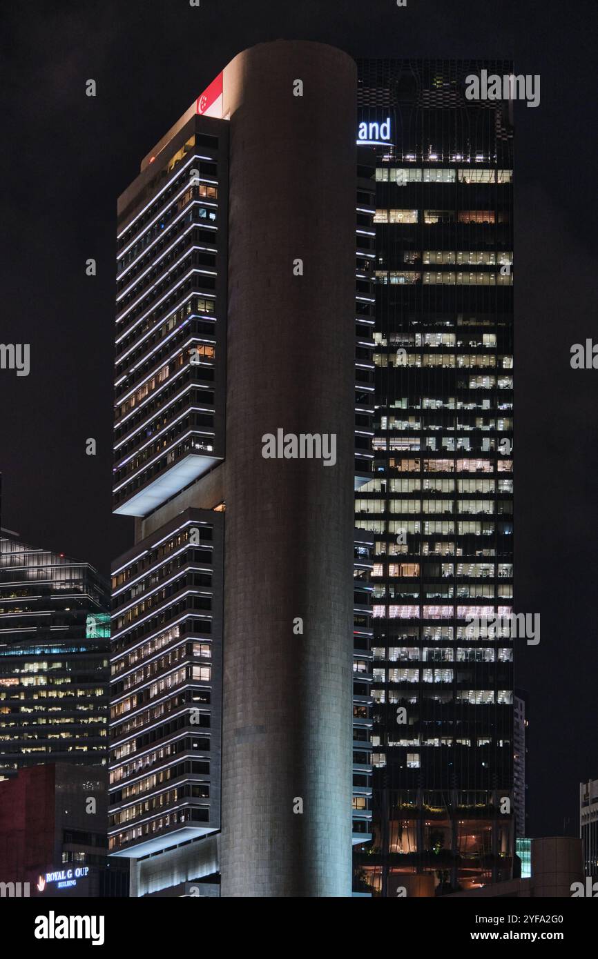 Singapur - 18. Januar 2025: Geschäftsviertel, nächtlicher Blick auf Bürogebäude Stockfoto