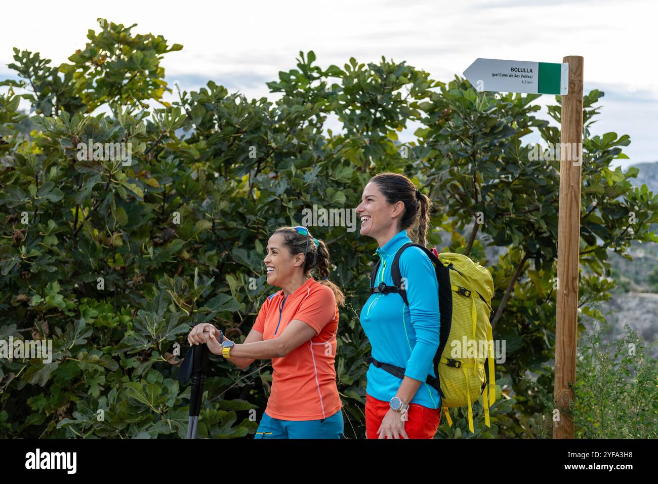 Frauen in farbenfroher Outdoor-Ausrüstung wandern in der Natur Stockfoto