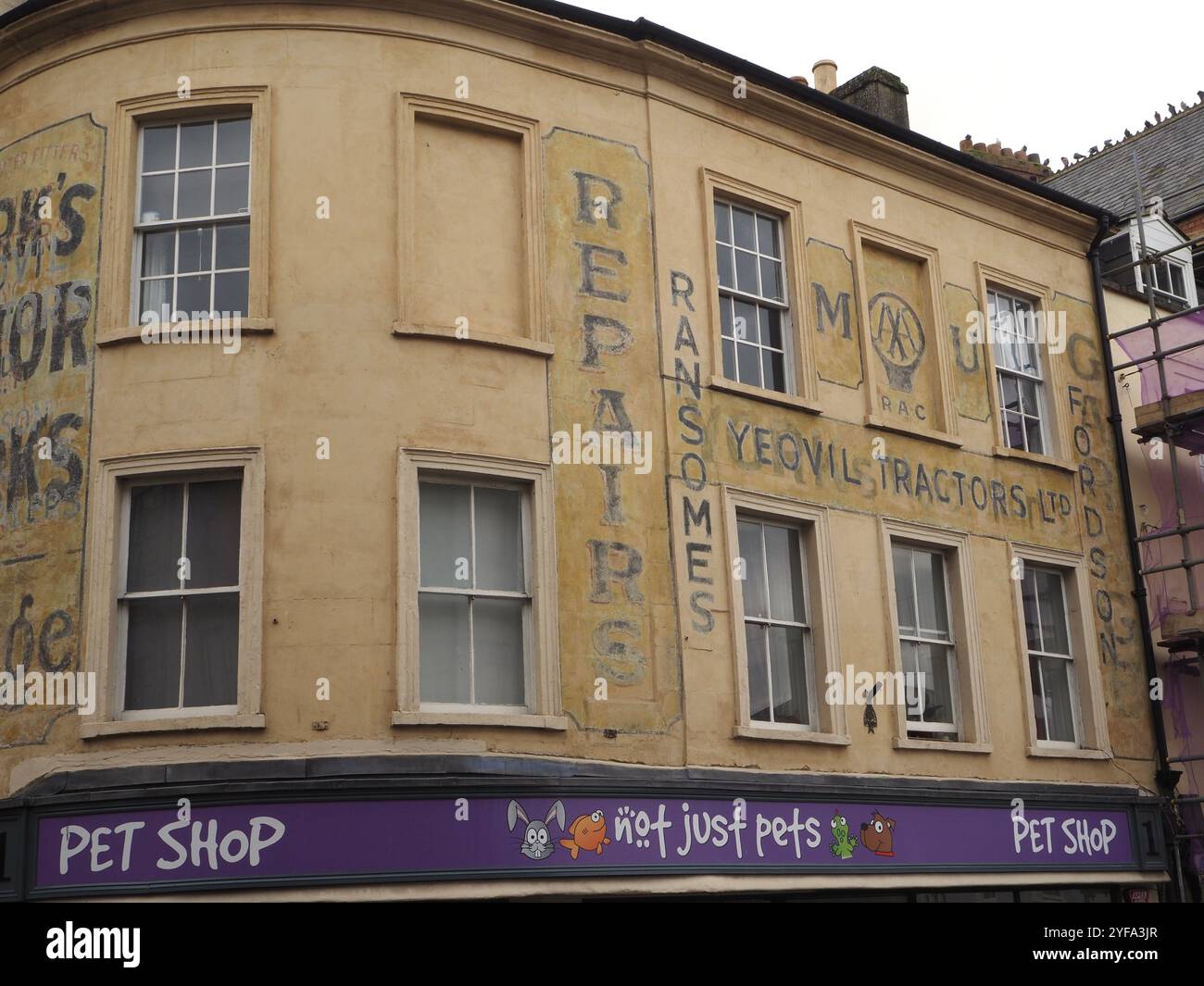 Werbespot mit Geisterzeichen über den Geschäften in Market Place, Frome, Somerset Advertising Yeovil Tractors Ltd, Ransomes und Fordson. Stockfoto