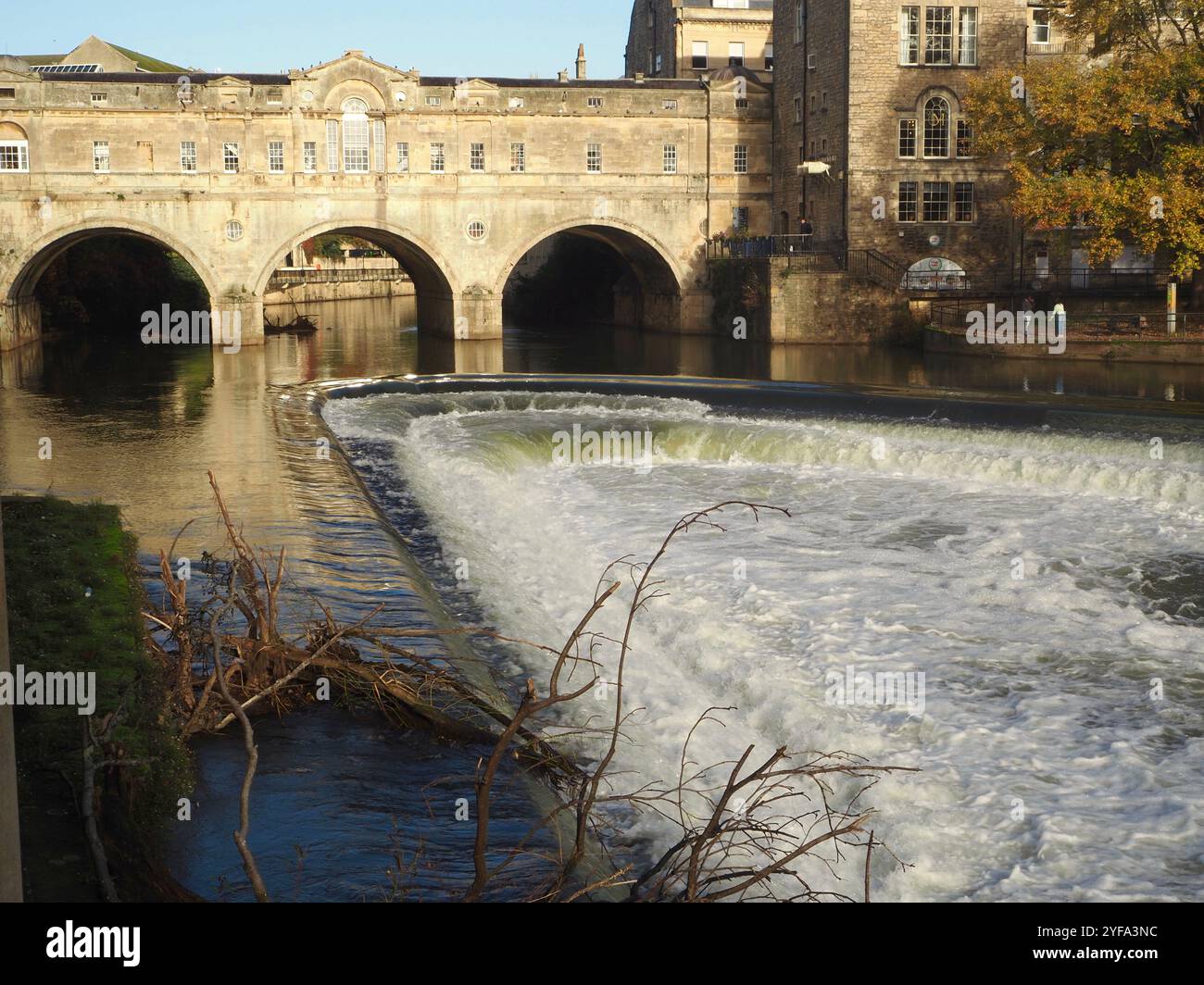 Pulteney-Wehr, nach starkem Regen in See, mit Pulteney-Brücke im Hintergrund. Bad, Somerset. Stockfoto