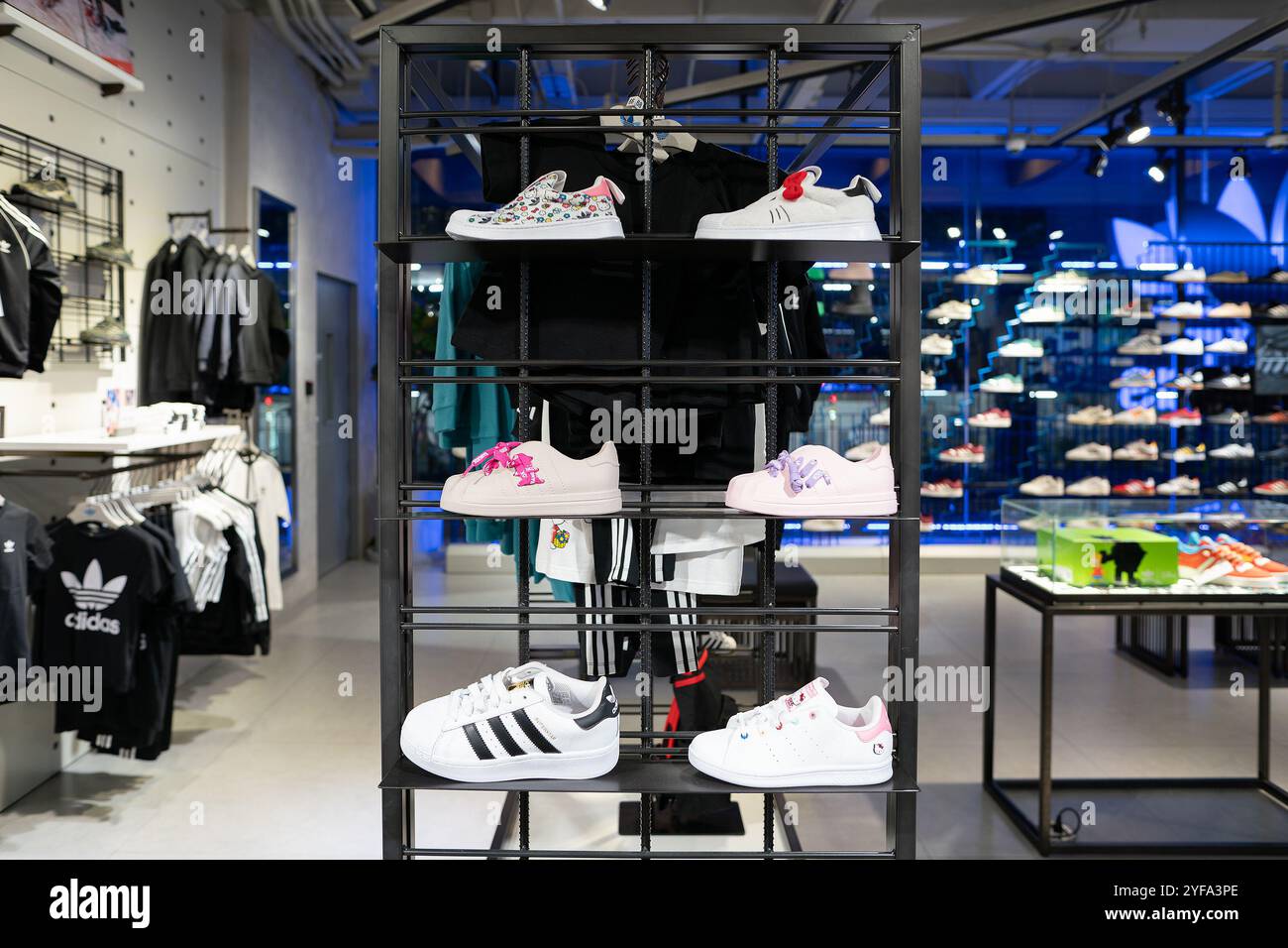 People shop adidas outlet in Fotos und Bildmaterial in hoher Auflosung Alamy