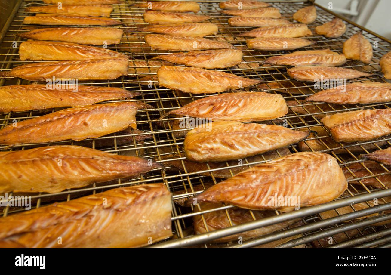 Geräucherte Makrelenfilets in einem Räucher Stockfoto