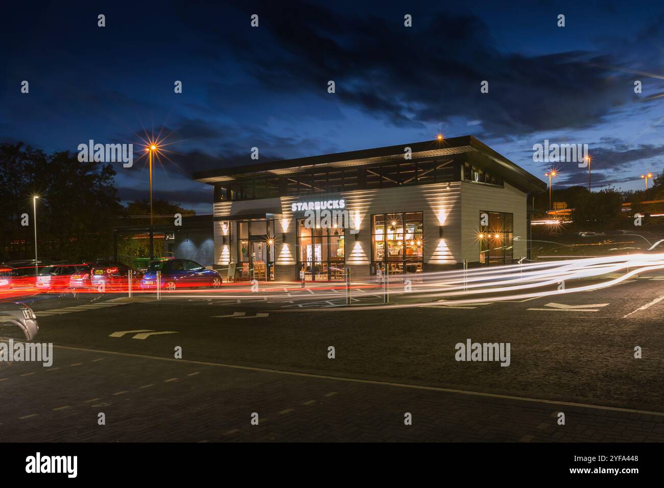 Starbucks Coffee Drive durch das Gebäude Stockfoto