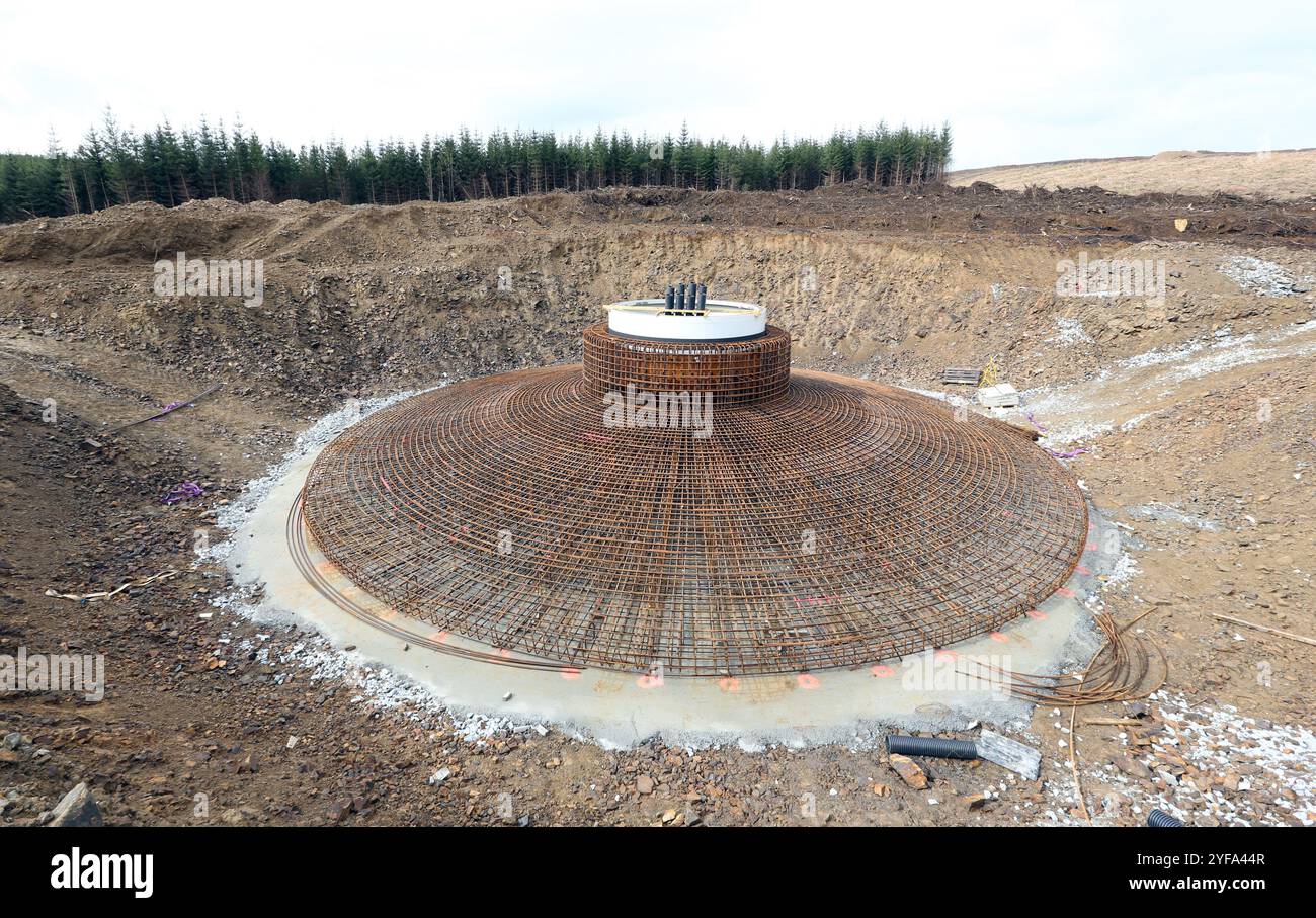 Fundamente der Windkraftanlage beim Bau der Windparkinfrastruktur Stockfoto