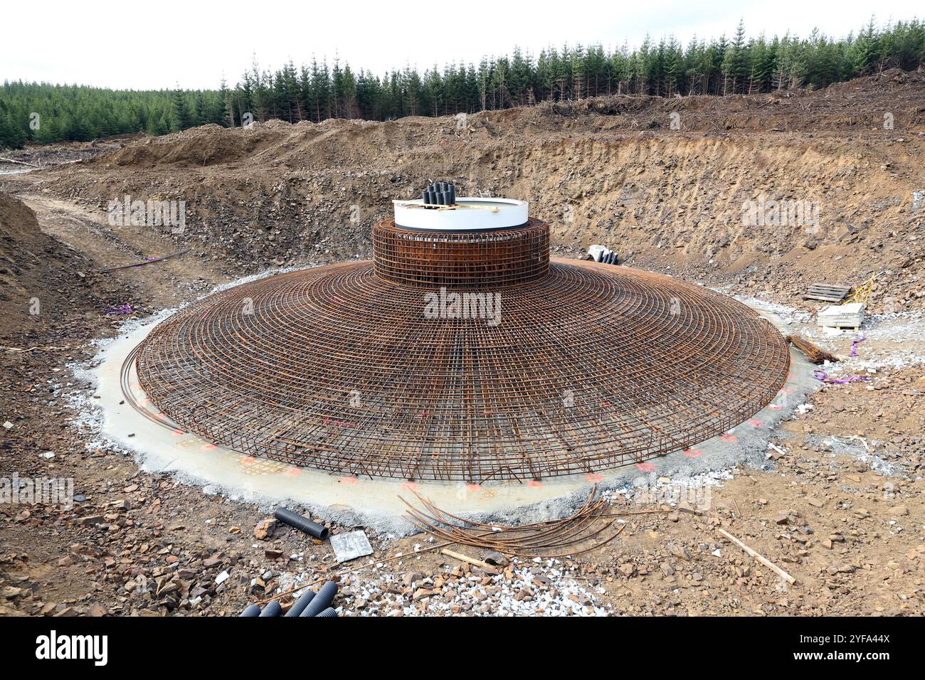 Fundamente der Windkraftanlage beim Bau der Windparkinfrastruktur Stockfoto