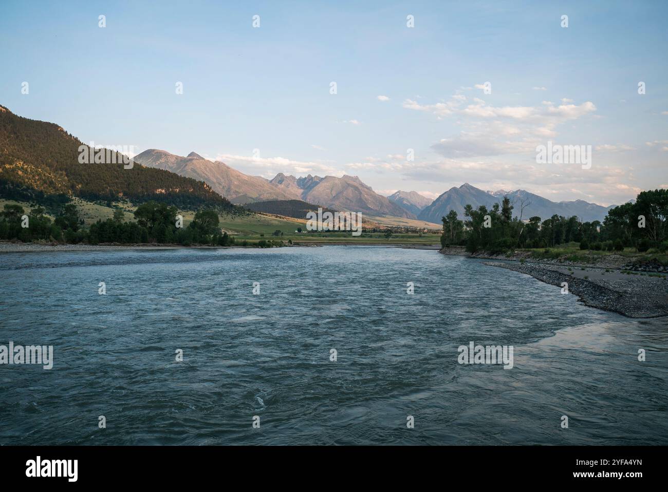 Ein breiter Fluss fließt durch einen Berg Stockfoto