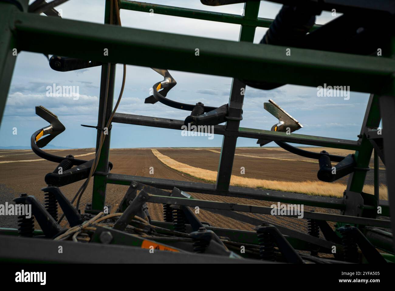 Große Trockenlandwirtschaftsfelder mit einem schweren Pflug Stockfoto