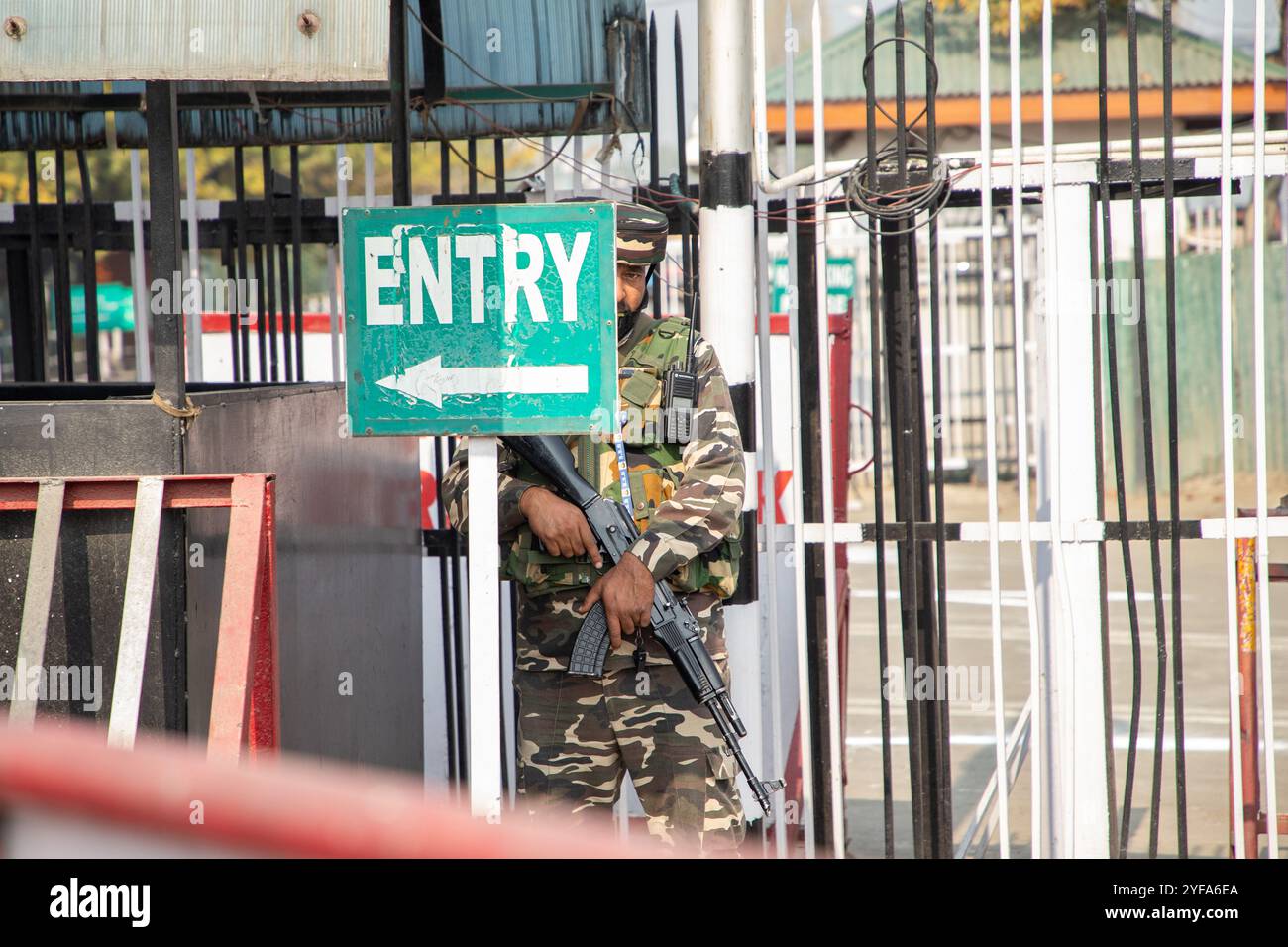 Srinagar, Indien. November 2024. Indischer paramilitärischer Soldat steht auf einer Straße in Srinagar, der Sommerhauptstadt von Jammu und Kaschmir, auf Wache. Die Sicherheitskräfte wurden in Kaschmir verstärkt, nachdem die Anschläge der Militanten gestiegen waren. (Foto: Faisal Bashir/SOPA Images/SIPA USA) Credit: SIPA USA/Alamy Live News Stockfoto