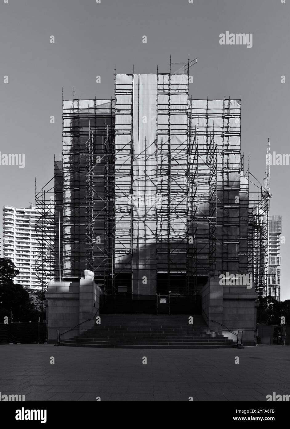 ANZAC war Memorial, Hyde Park South, umgeben von Gerüsten und ummantelt mit Gerüstgeflecht während der Renovierung, Sydney 2018 Stockfoto