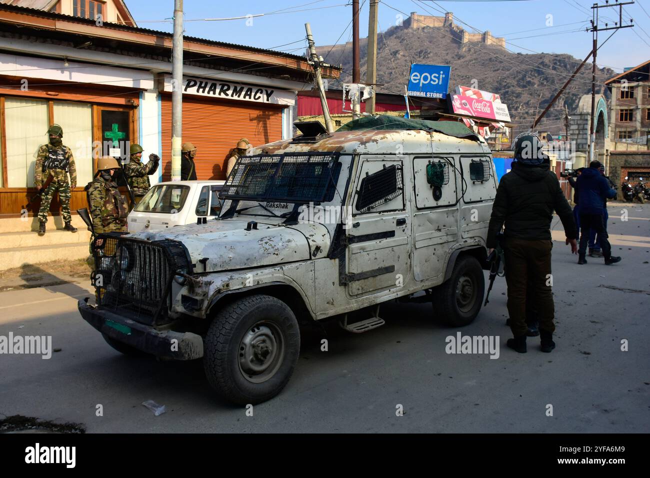 Srinagar, Kaschmir. 17. Dezember 2019. Indische Soldaten stehen vor dem Islamia College nach Zusammenstößen zwischen Studenten und indischen Truppen am Institut Wache. Am 15. Dezember brachen am Islamia College aus Solidarität gegen die Anwendung von Gewalt gegen Studenten an der Jamia Millia Universität in der indischen Hauptstadt Neu-Delhi Proteste aus. Studenten protestierten an der Universität in New Dheli gegen das neue indische Staatsbürgerschaftsgesetz, das nicht-muslimischen Minderheiten aus Nachbarländern die Staatsbürgerschaft gewähren soll Stockfoto